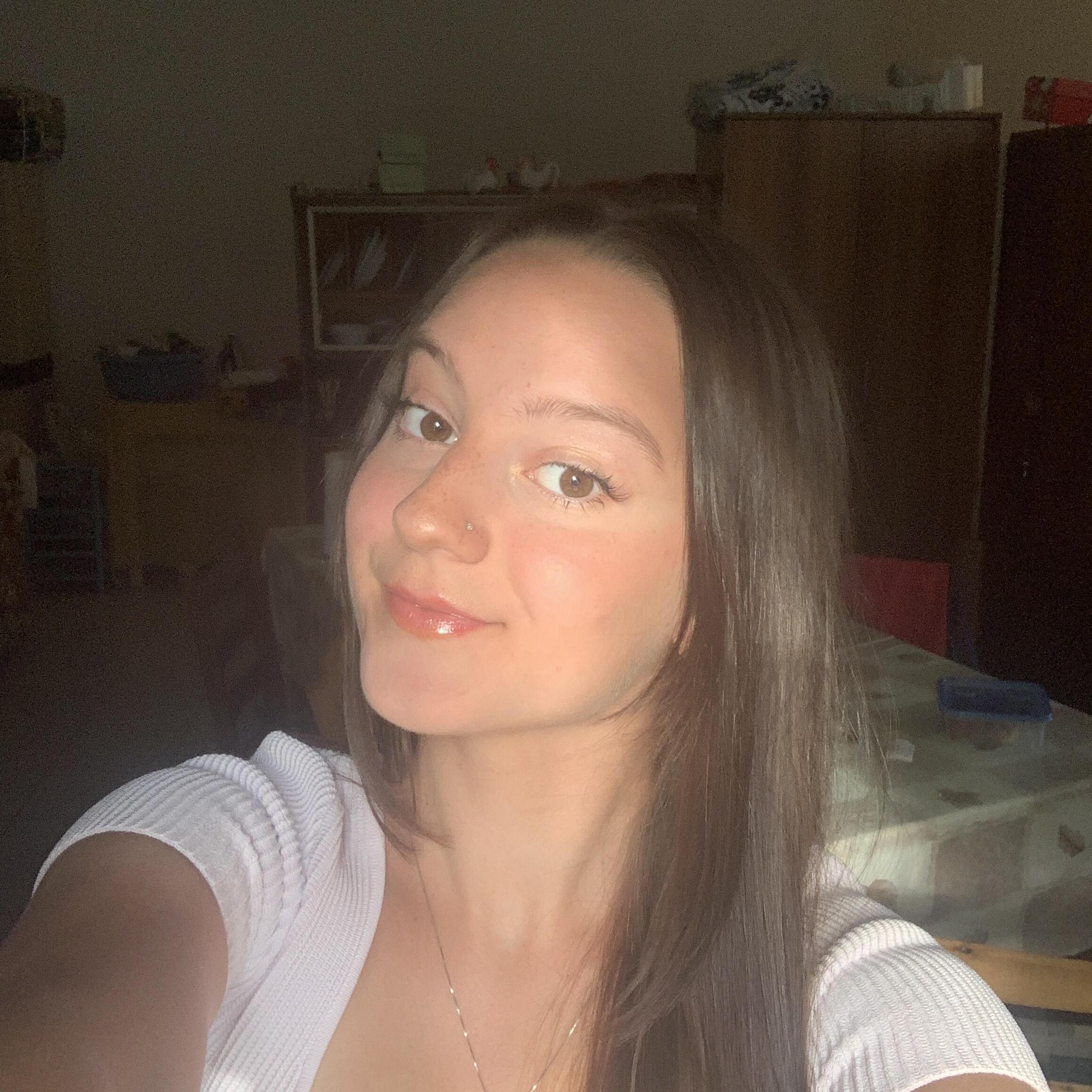 Hi there, im Nicole :), a university student offering flexible babysitting services.