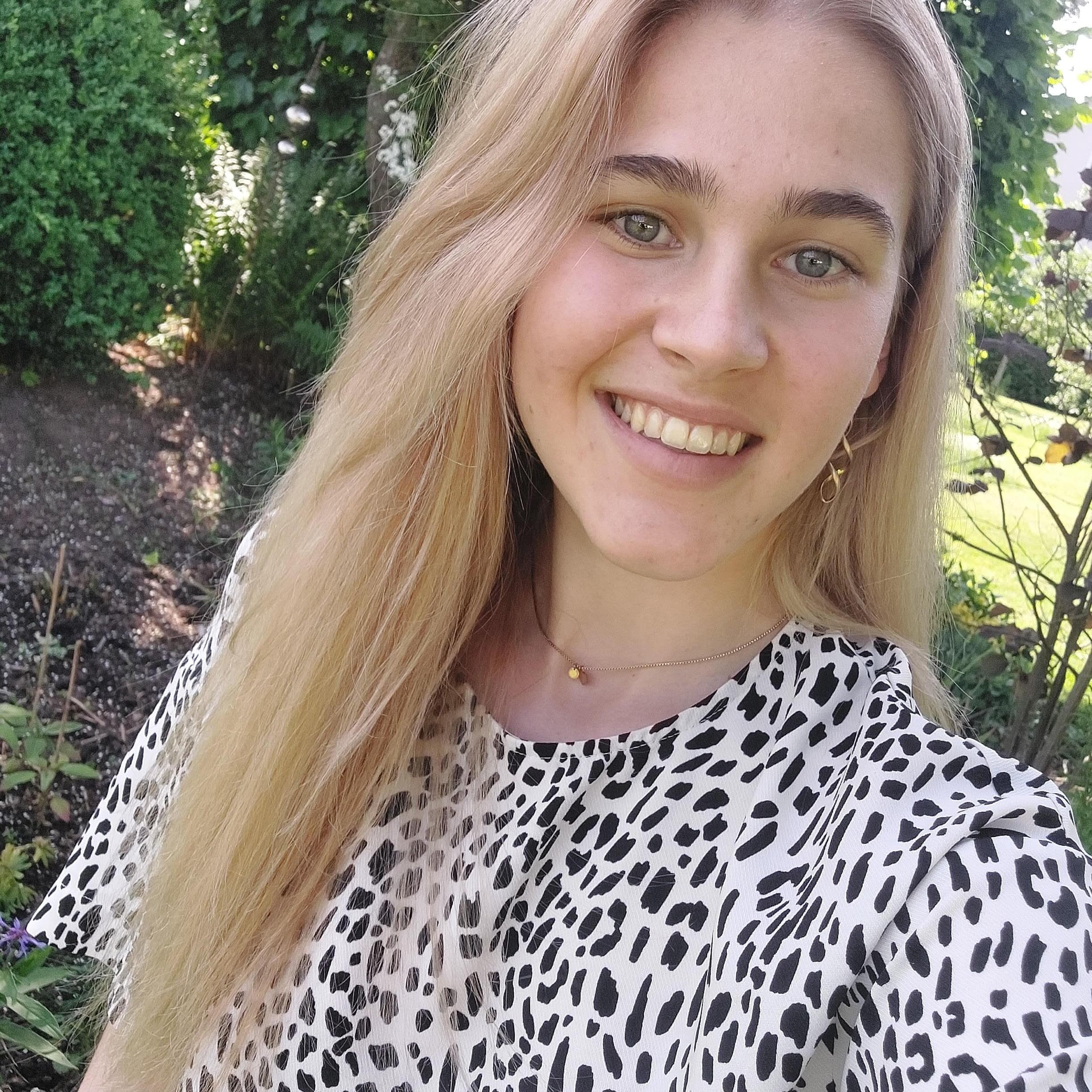 Nadine (21), german student, seeking an "live in" Opportunity to support a family with the care of the children :)