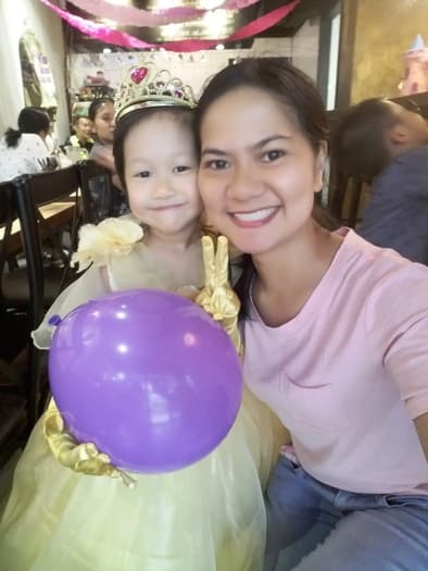 Filipino nanny available love the kids and old people many experiences.
