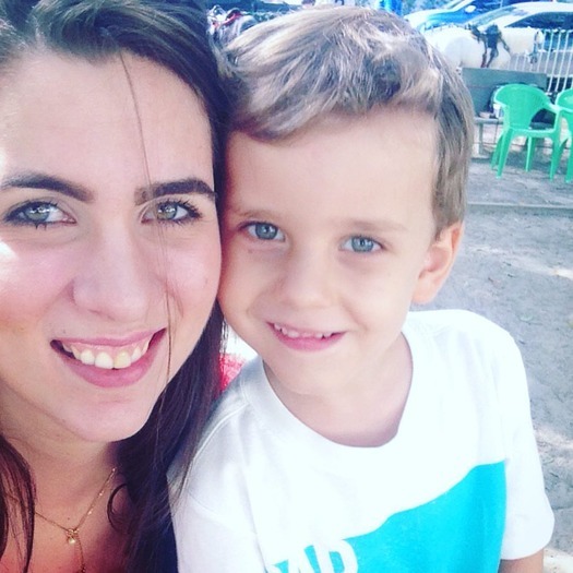 I'm a 27 years old brazillian who loves kids and is available to take care of them right away