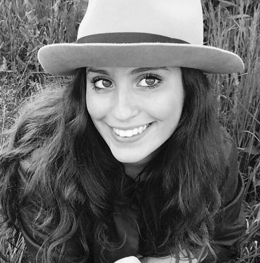 Anna Chiara, 24, student, looking for a job like babysitter.