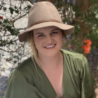 My name is Kate and I am looking for weekend babysitting opportunities in Toronto.